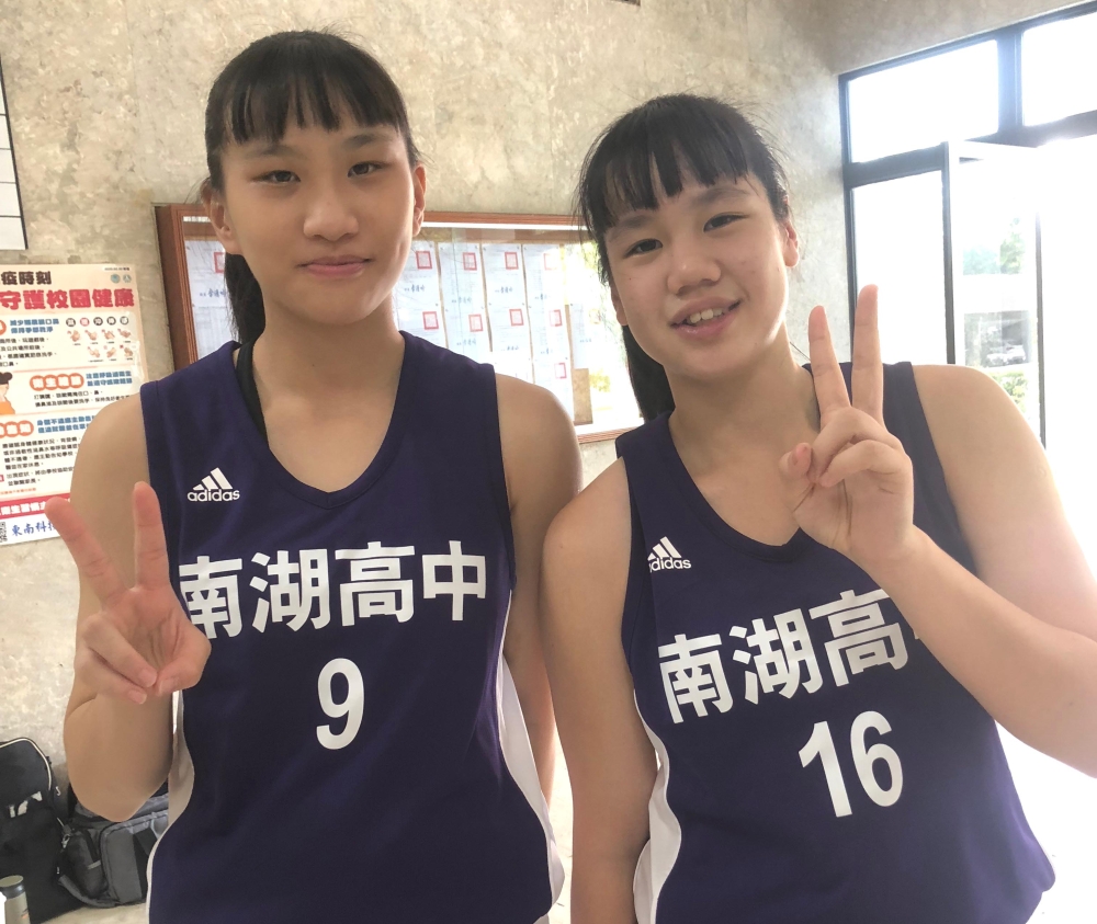 南湖準高一菜鳥「雙徐」U16培訓國手徐郁婷（左）、徐子芮。大會提供。下同。