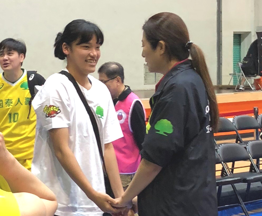 國泰連霸，「最強女高中生」蕭豫玟與教練鄭慧芸互動頻繁。