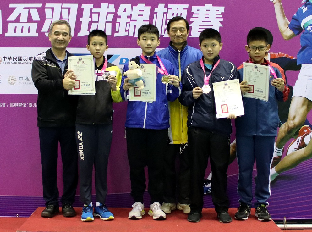 中華羽協副理事長楊文芳(左)郭易常(右)親頒六男單冠軍獎牌。