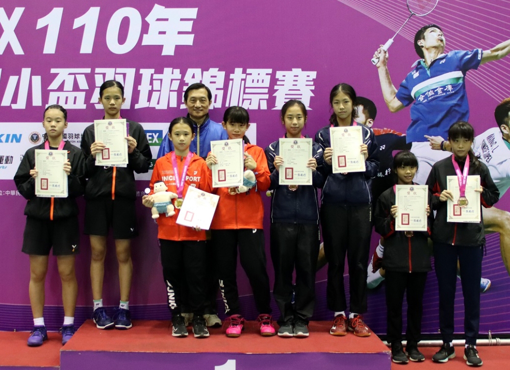 中華羽協副理事長郭易常親頒六女雙冠軍獎牌。