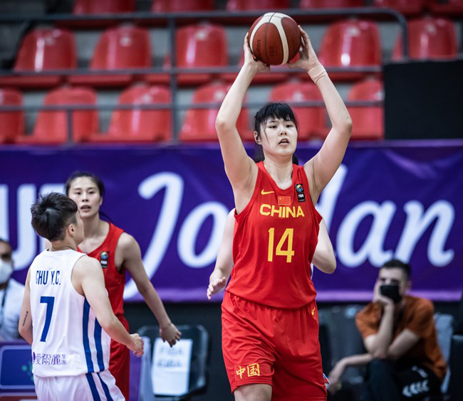 中國200公分長人李月汝禁區賣高20分。取自FIBA官網。