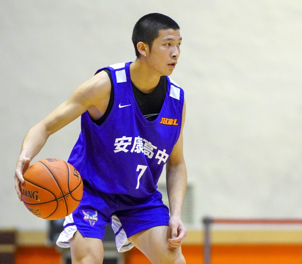 安康呂宥叡三分球12投中5拿25分、10籃板、8抄截「準大三元」。