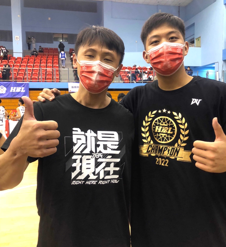 建中教練張學坤（左）與愛將新科籃板王、首冠關鍵人物郭嘉安。