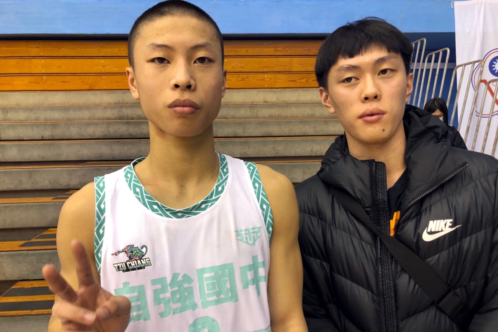 從母姓的自強楚天云（左）的親哥哥潘煜翔兼程到台北探班。
