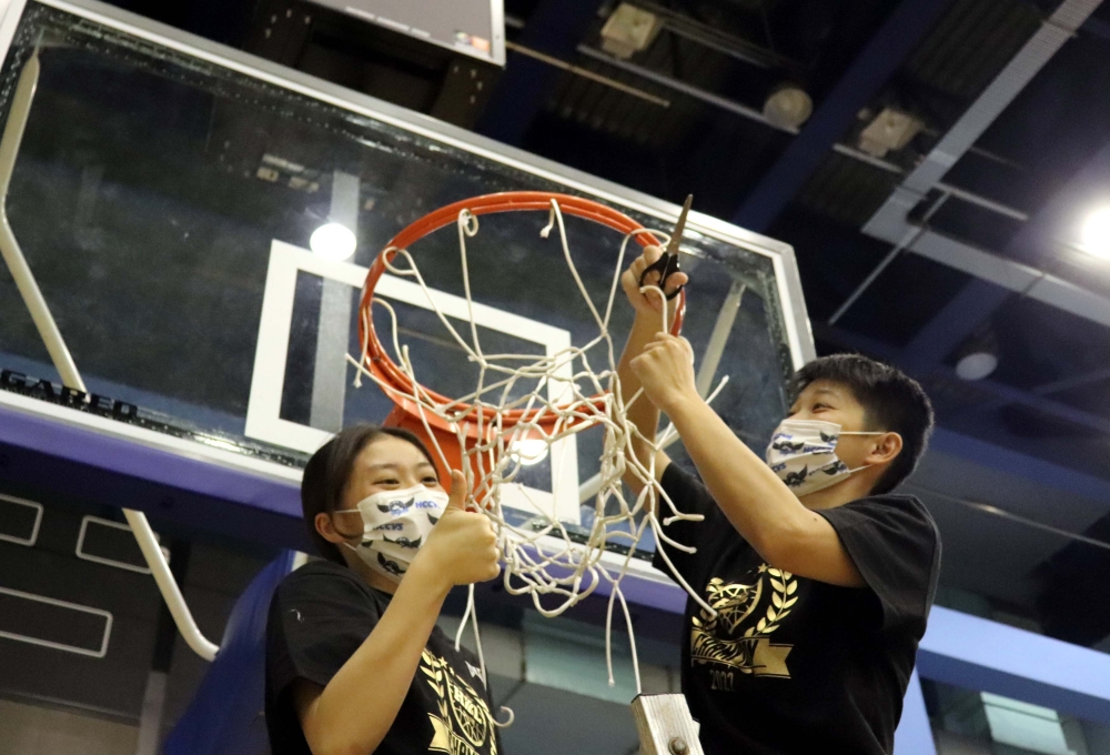 教練、球員合剪三連霸的冠軍籃網。