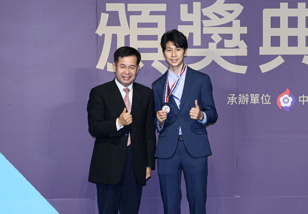 教育部潘文忠部長(左)頒發國光體育獎章予拳擊選手林郁婷(右)。