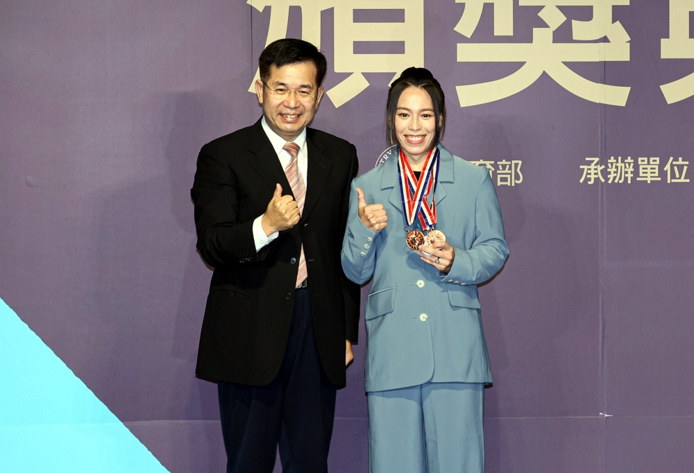 教育部潘文忠部長(左)頒發國光體育獎章予舉重選手郭婞淳(右)。