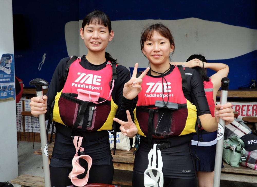 文化大學郭虹廷(左)、黃巧鈞參與UBA企劃，陪伴彼此勇敢挑戰浮潛。