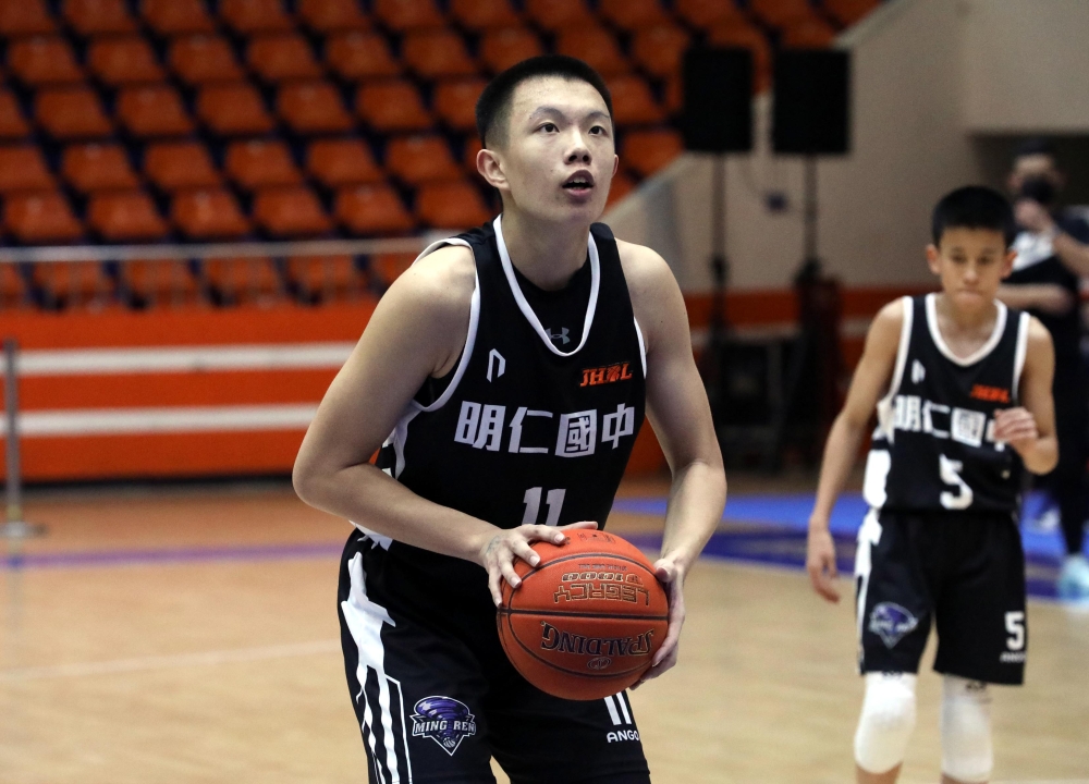 明仁陳均維撐滿40分鐘得25分、13籃板。