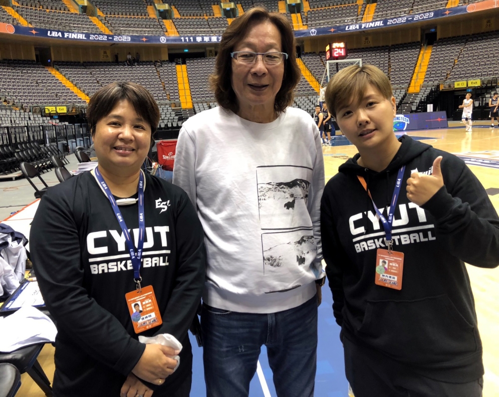 朝陽女籃教練檔張婷翔（左）、柳內惠茹（右）與臺中科大男籃教練張競業小巨蛋相見歡。