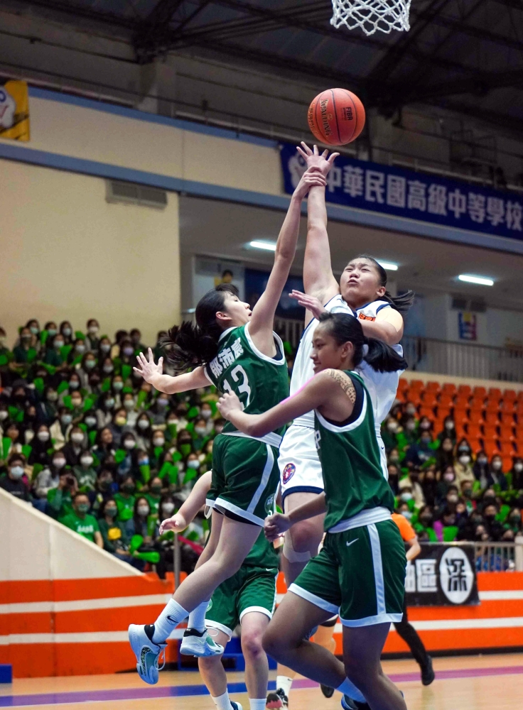 永仁高一菜鳥陳薇涵三分球6投中拿22分、21籃板4度「雙十」。