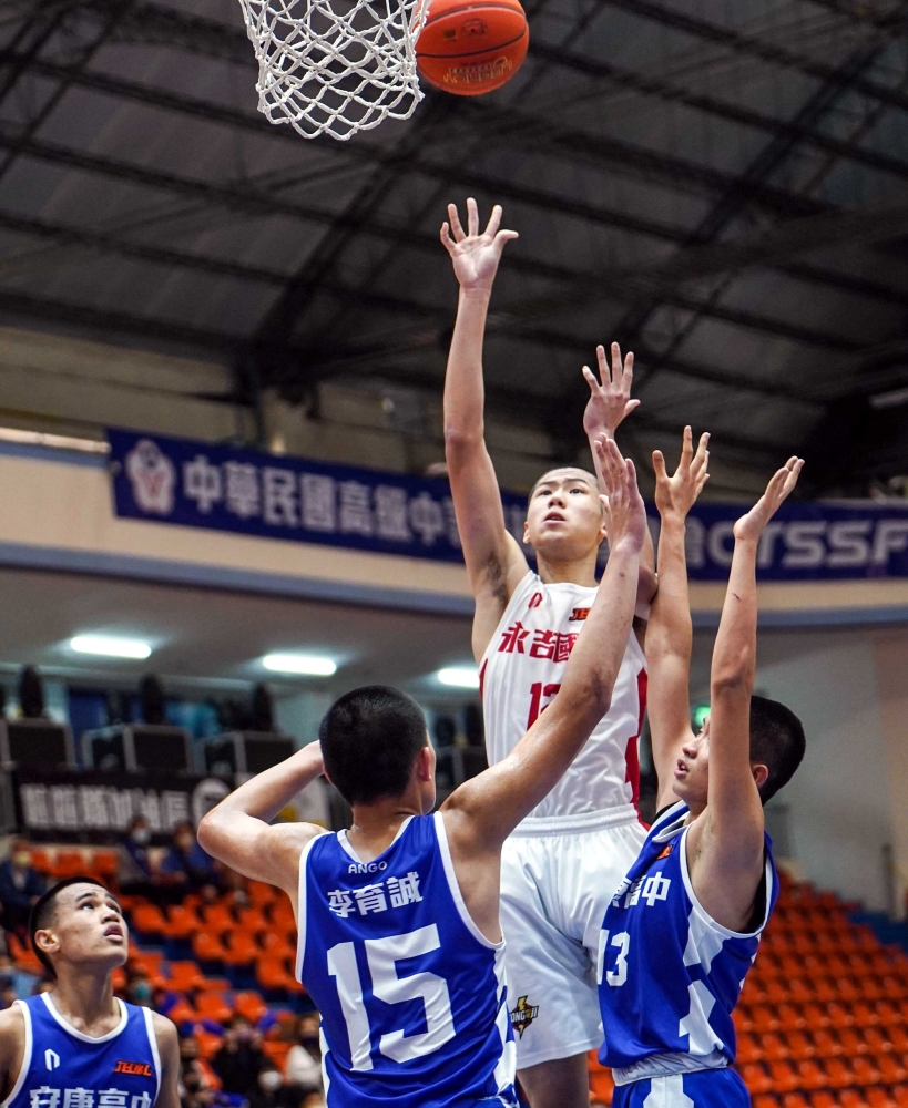 永吉陳相榮14分、20籃板開季9戰有8場「雙十」，賞安康辣鍋。