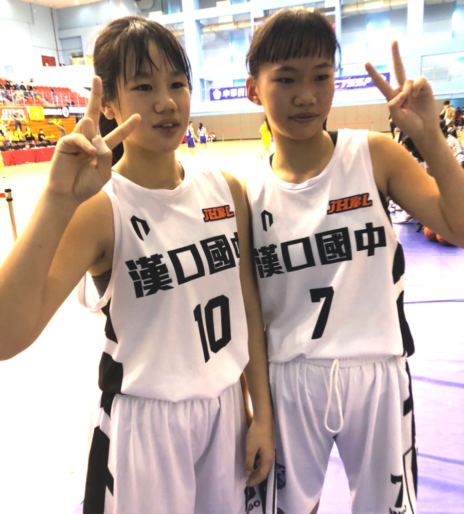 漢口「一姊」隊長徐子芮（左）與防守「大鎖」林妍樂功在晉八強。