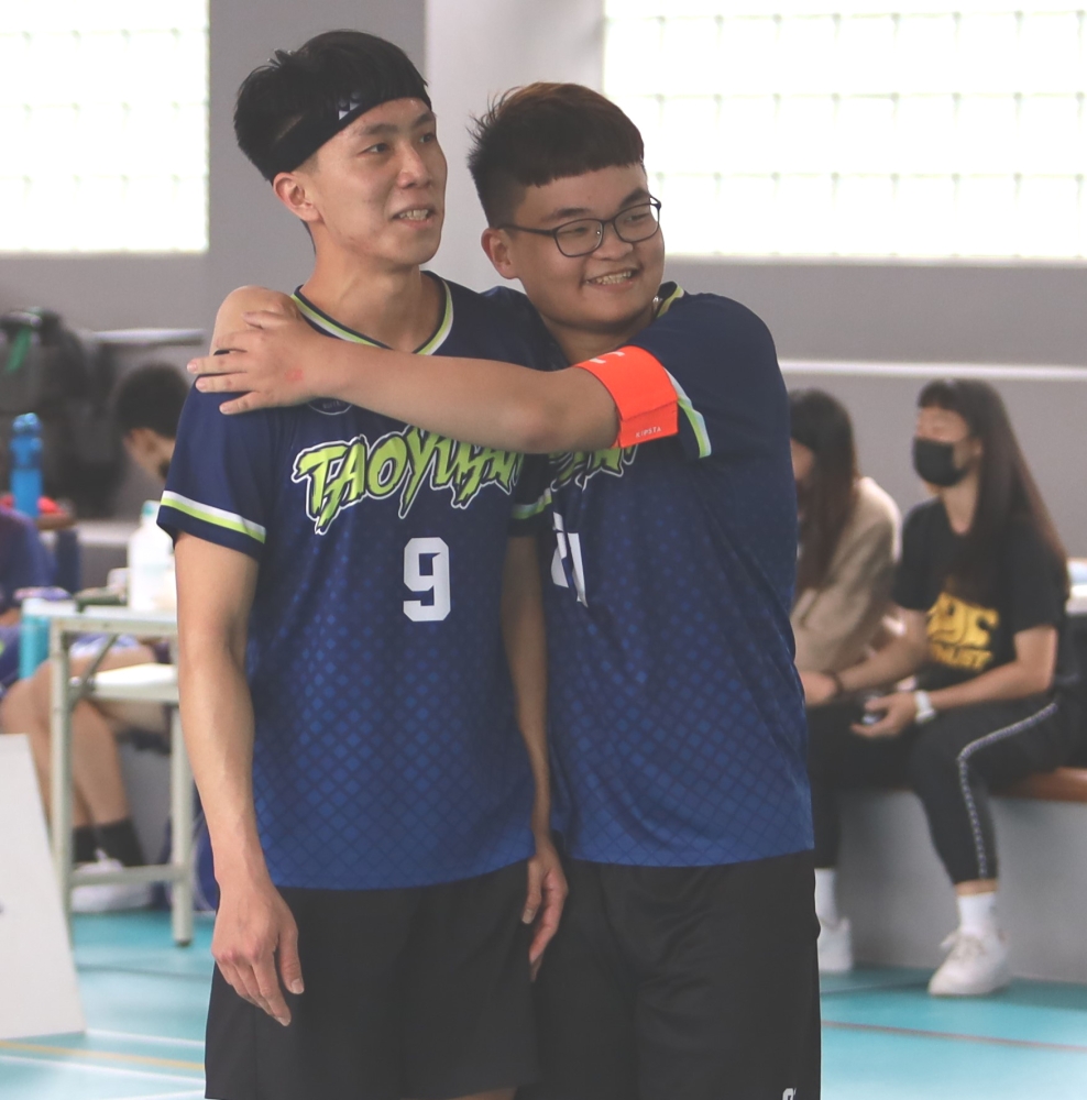 男乙雙人賽奪冠的桃園猛牛，如願晉升甲組的楊凱安（右）開心擁抱隊友林侑增。藤球協會提供。下同。