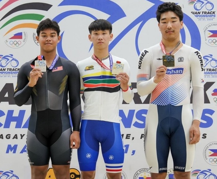 林宜寬(中)在青男組勇奪3金1銀是最大贏家。中華民國自由車協會提供。下同。