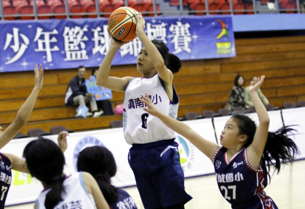 短跑雙金「潛力股」謝依璇改打籃球助 鎮南首晉四強。