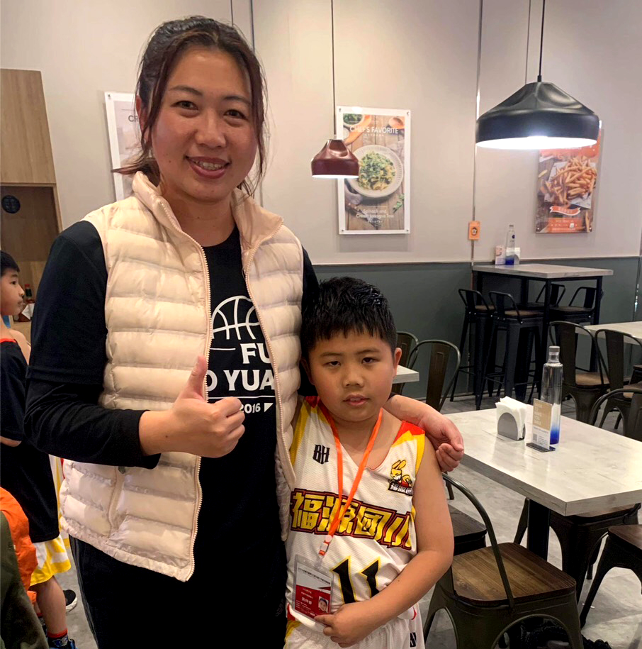 福源女籃教練賴美如與8歲愛兒吳梓瑞從幼稚園起就一起玩球。