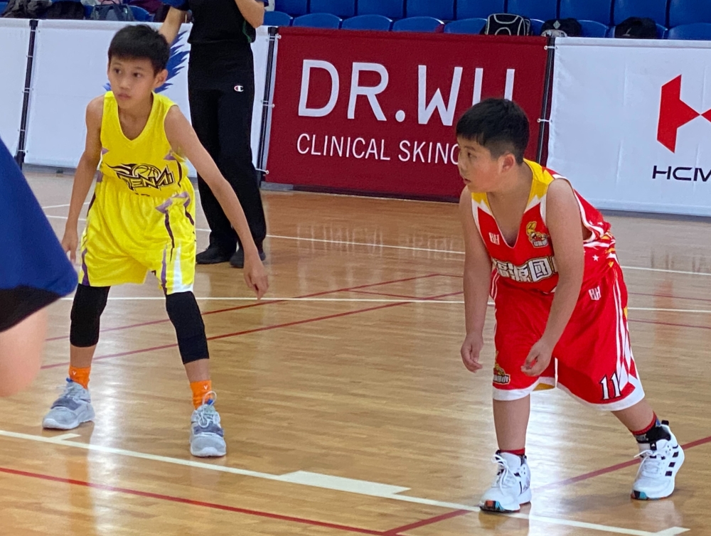 福源女籃教練賴美如8歲愛兒吳梓瑞（右）披福源男籃戰袍挑戰U11有模有樣。