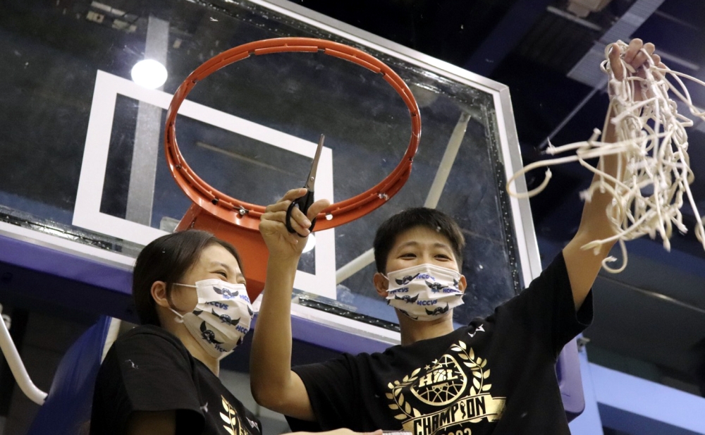 竹商教練陳姿汶（右）與108學年首冠功臣宋梓琳合剪冠軍籃網。