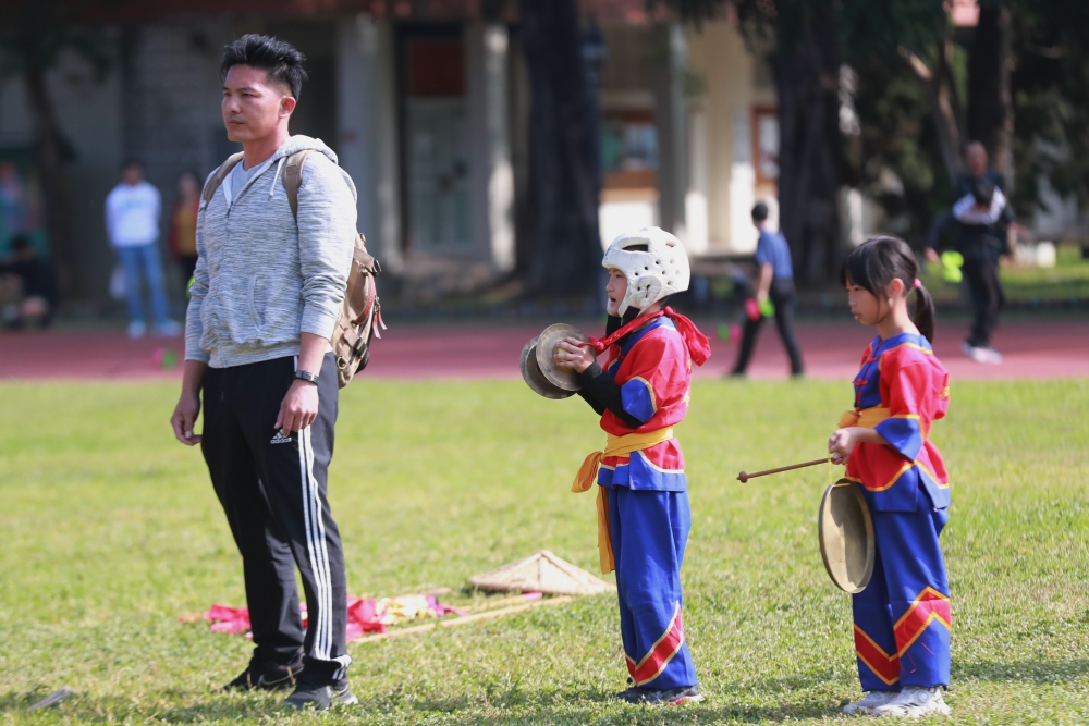 菁寮國小六年級鄭子綸（右2）戴橄欖球頭盔保護頭部，連續4年不曾缺賽（臺南大學提供）。