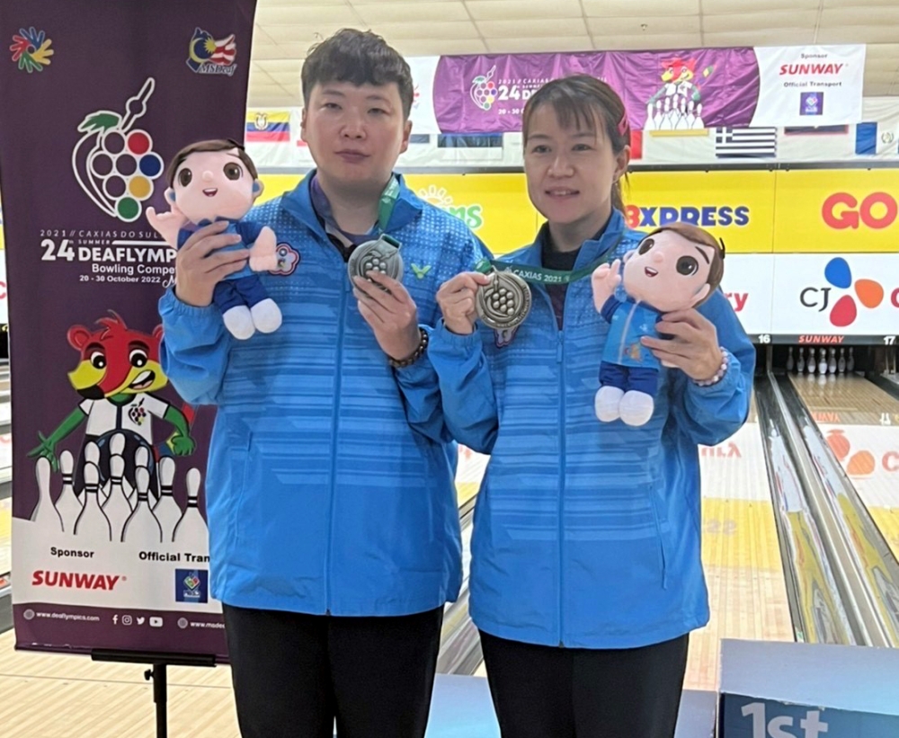 薛秀珍(左)及林香孜勇奪聽奧保齡球女子個人賽銀牌及銅牌。體育署提供。