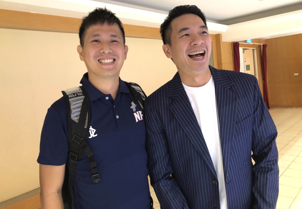 虎科教練盧譽誠（左）與前臺師教練王志群學弟學長相見歡。