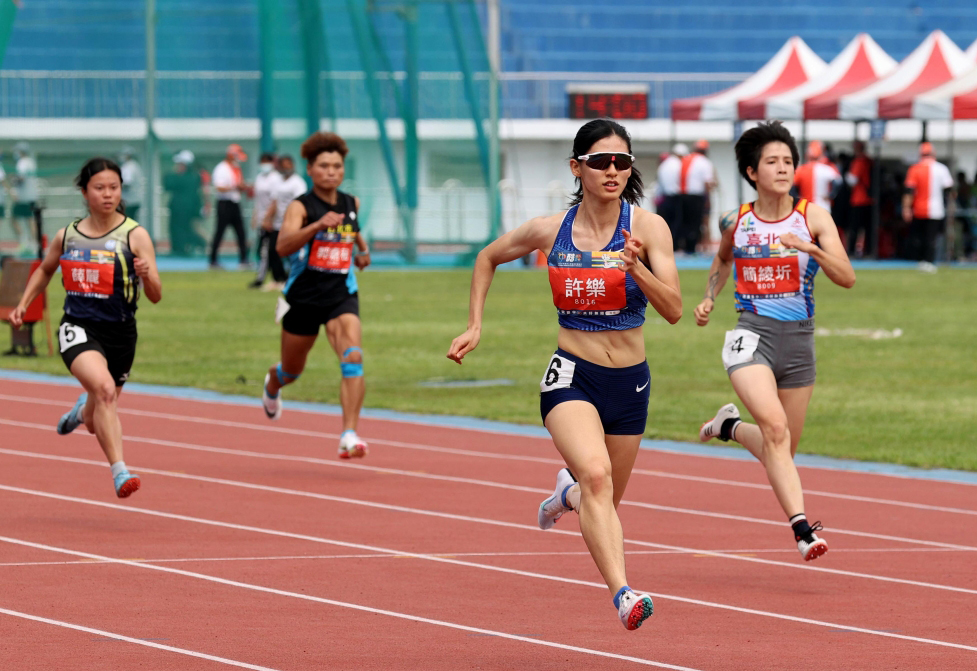 許樂（前）在100公尺預賽以分組第一晉級準決賽。資料照片　111年身障運大會提供。