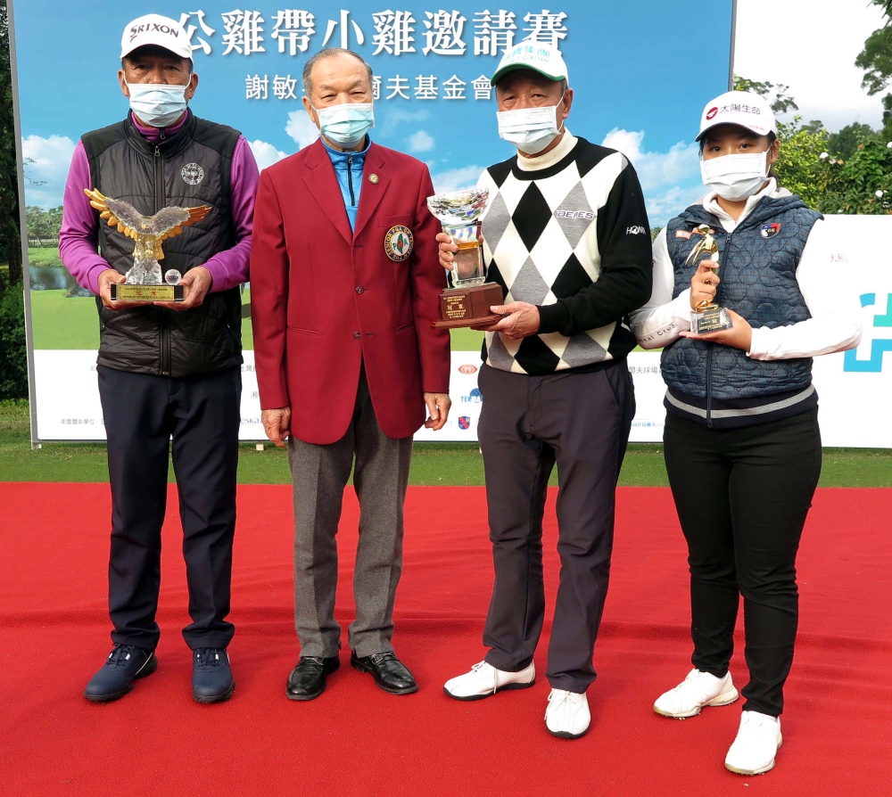 謝敏男（左二）與冠軍選手。劉長鑫／攝影。