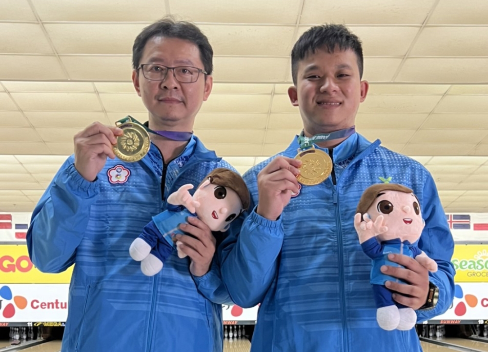 謝盛福(左)及陳建豪勇奪第24屆聽奧保齡球男子雙人賽金牌。體育署提供。下同。