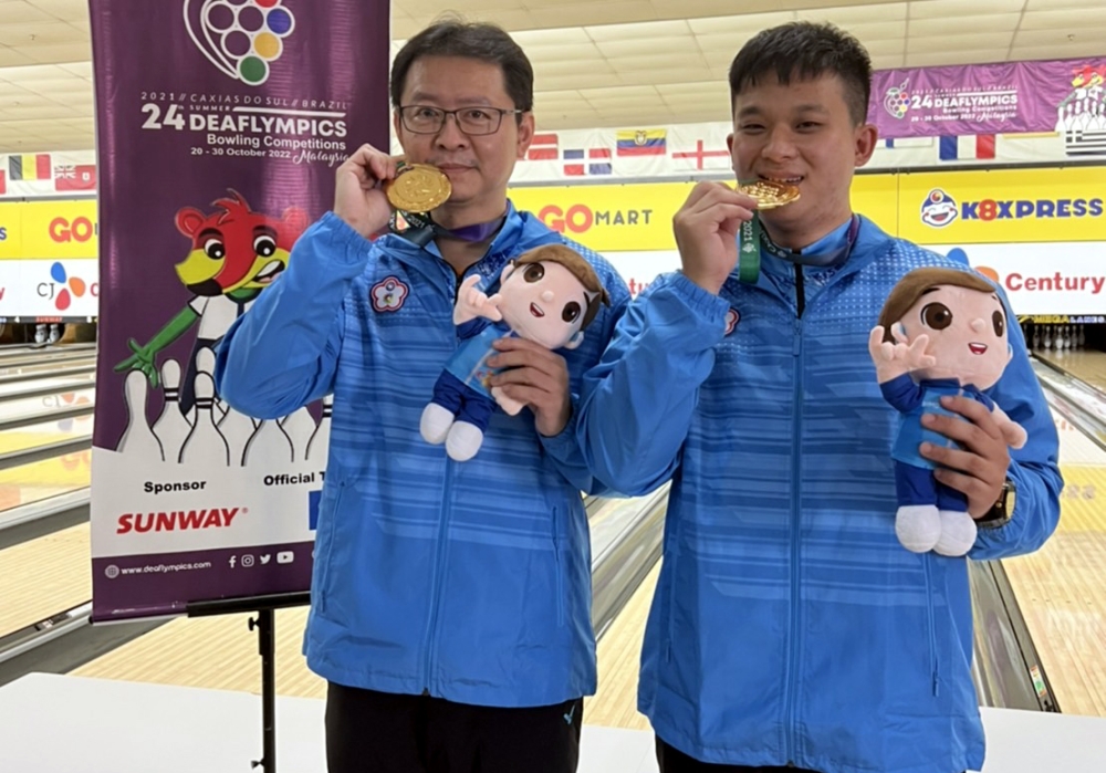 謝盛福(左)及陳建豪勇奪第24屆聽奧男子雙人賽金牌。
