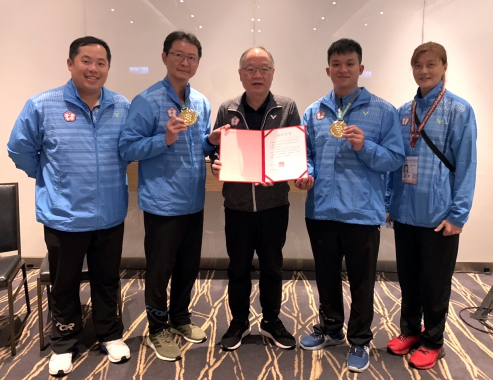 謝盛福(左2)及陳建豪(右2)勇奪第24屆聽奧保齡球男子雙人賽金牌，聽體協趙玉平秘書長代頒。