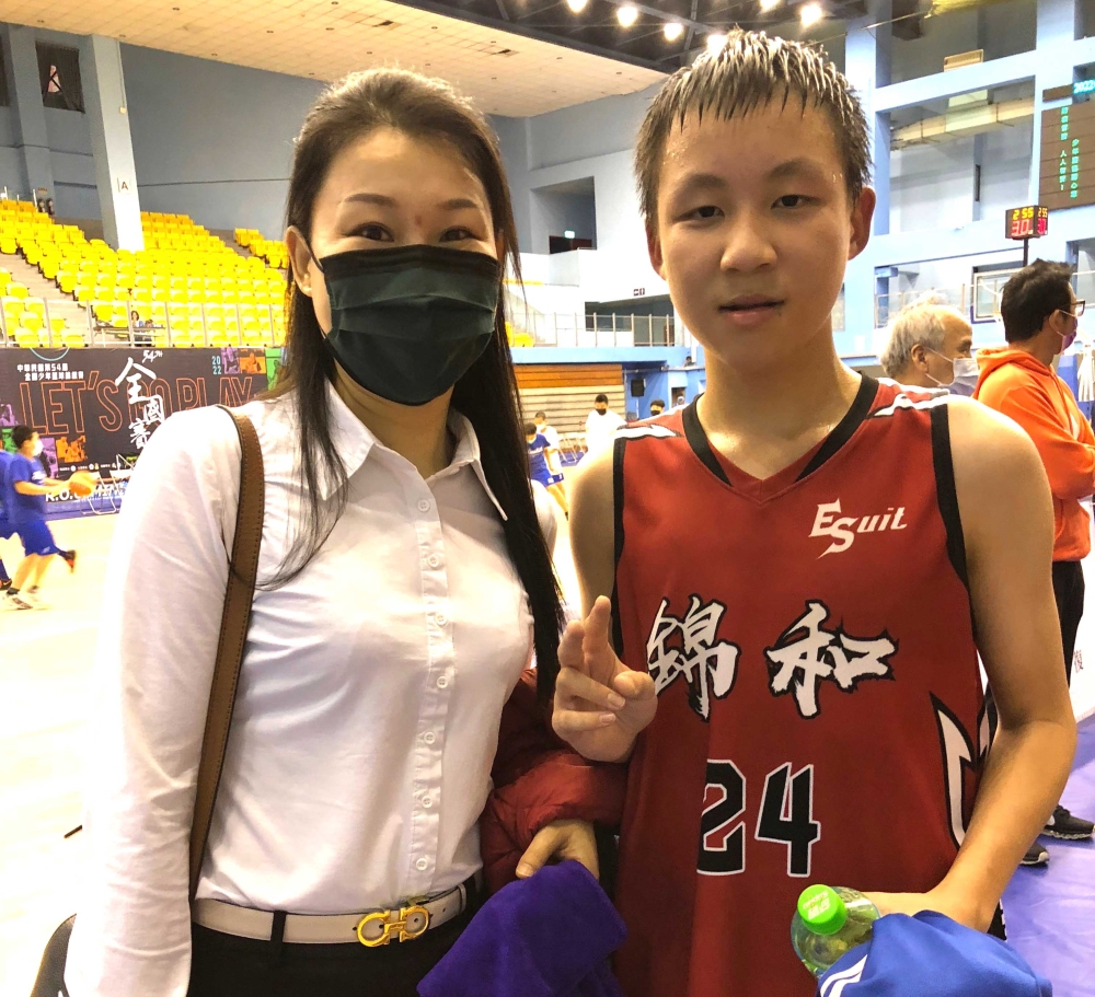 趙峻與曾是中國桌球好手的媽媽很親。