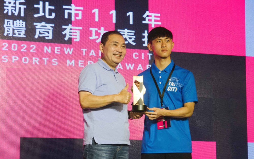 身障游泳好手陳玠丞獲頒傑出運動員獎。