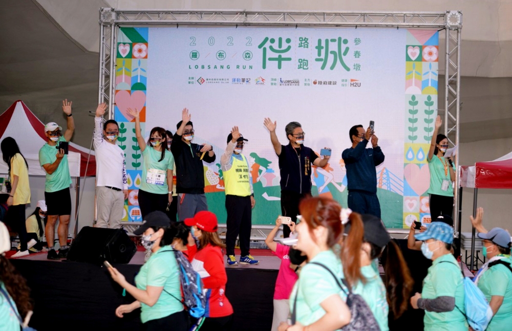 台中市運動局長（右３）李昱叡一早便現身中央公園會場，為參賽選手們加油。打氣