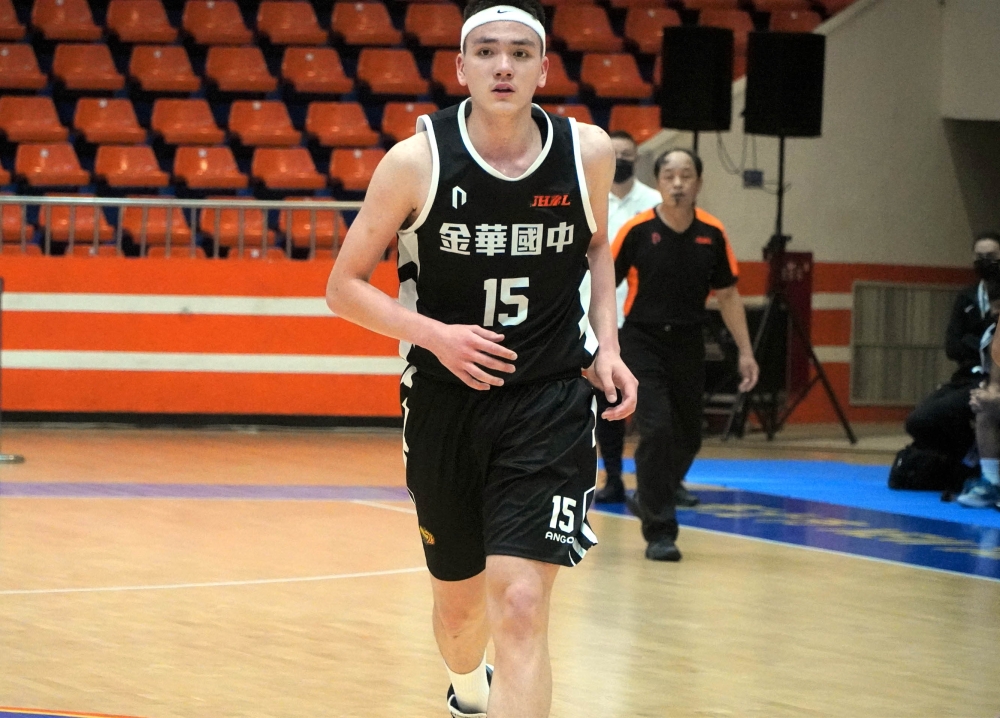 金華俄、台混血中鋒傅雋堯只打20分鐘得8分、17籃板。