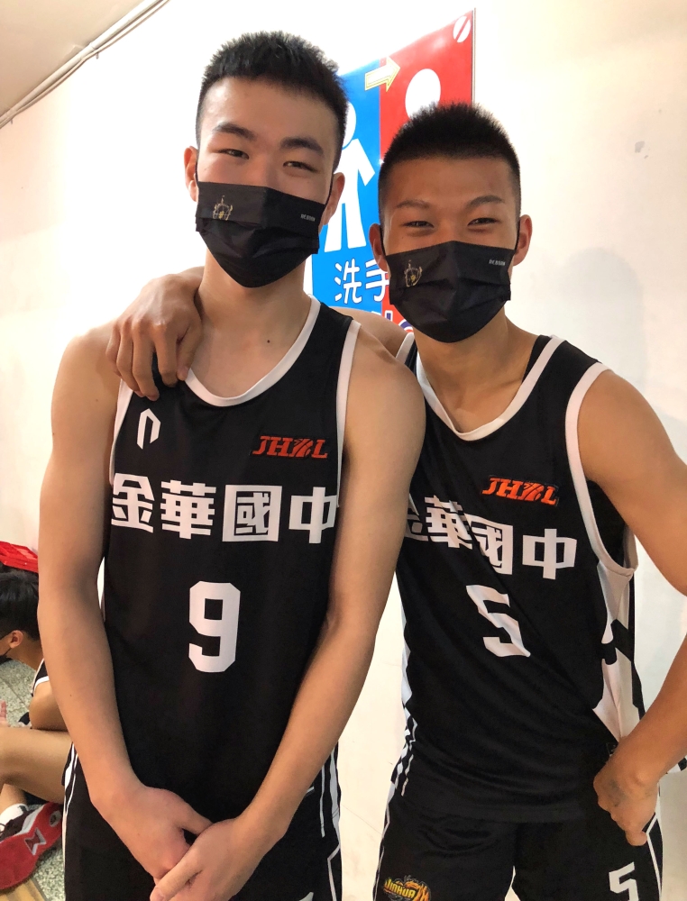 金華昔日少籃冠軍「海山幫」蔡昇峰（右）、劉東勝哥倆好。