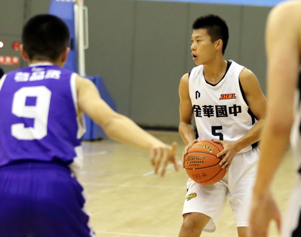 金華蔡昇峰23分、11籃板「雙十」帶出6人得分 。