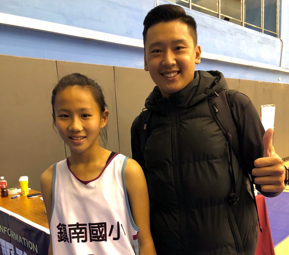鎮南教練鄭元凱與短跑雙金女籃「潛力股」謝依璇。