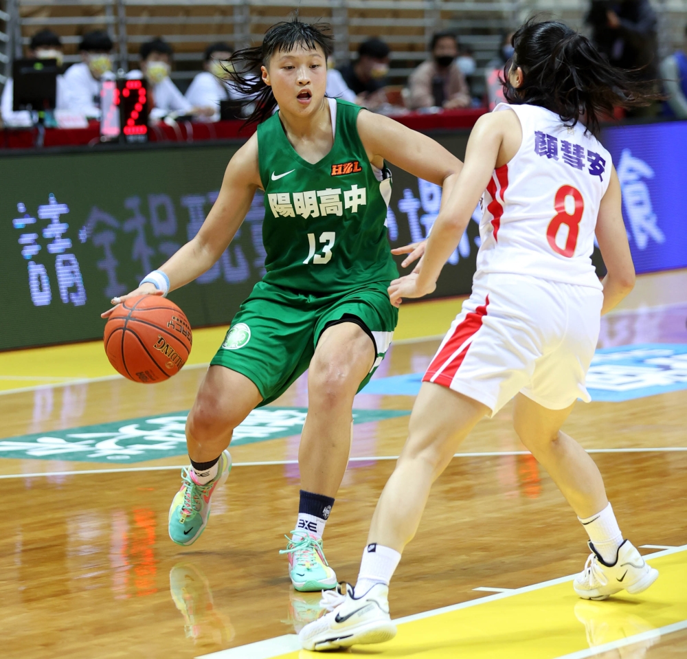 陽明中鋒游欣樺6分、11籃板。