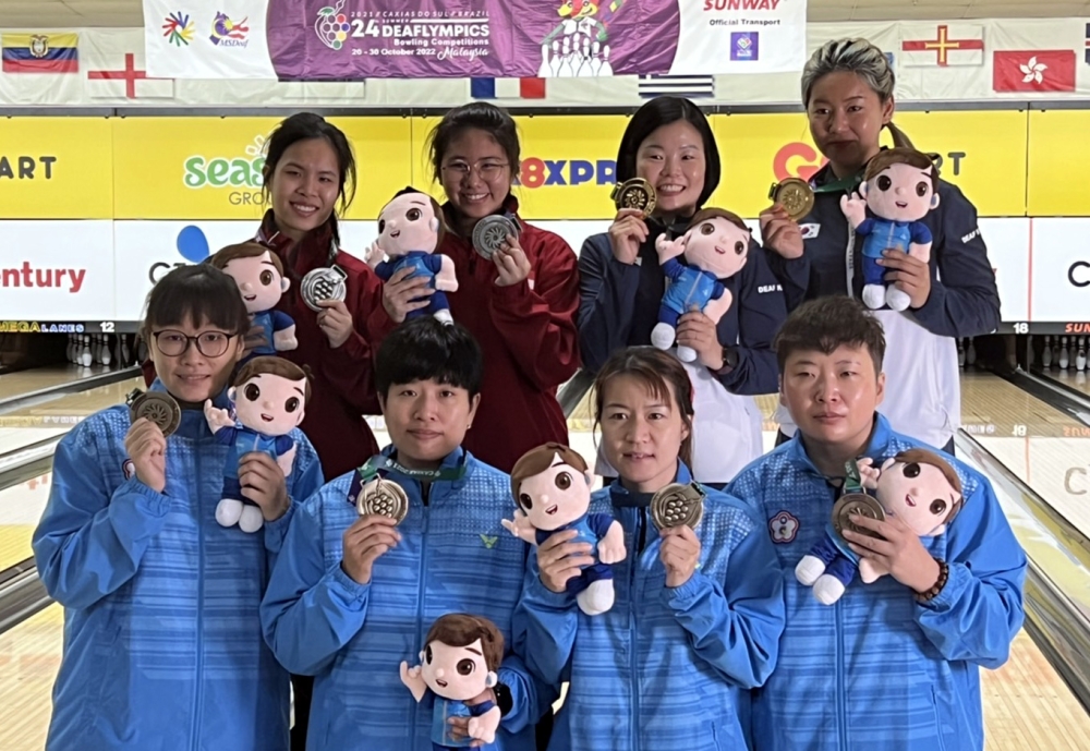 黃雅婷、張堯茜、林香孜、薛秀珍(前排左起)拿下第24屆聽奧保齡球女子雙人賽2銅。
