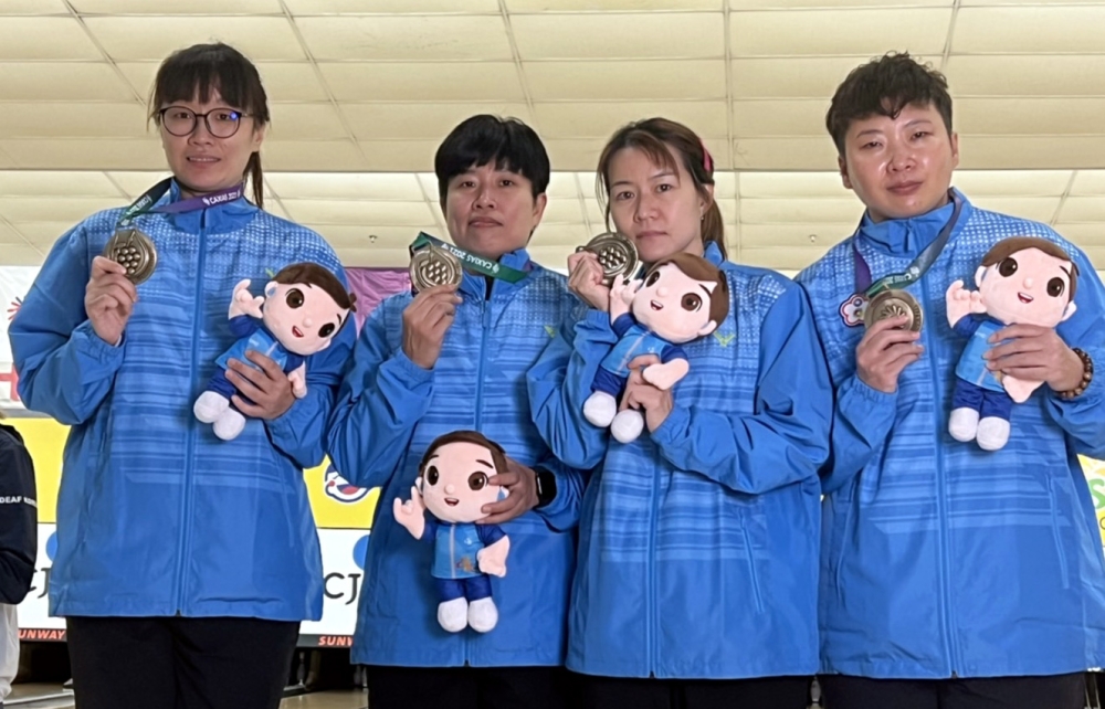 黃雅婷、張堯茜、林香孜、薛秀珍(自左至右)攜手拿下第24屆聽奧保齡球女子雙人賽2面銅牌。體育署提供。下同。