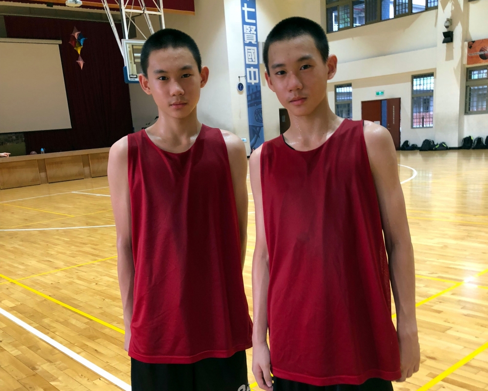 龍華教練陳正中雙胞胎兒子陳罡翼（右）、陳罡騏現效力七賢國中。大會提供。