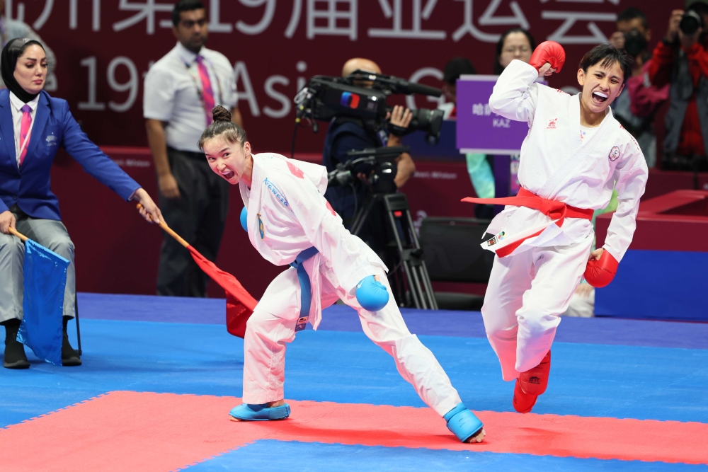 谷筱霜(右)逆轉哈薩克好手(左)奪得女子50公斤級金牌。體育署提供。