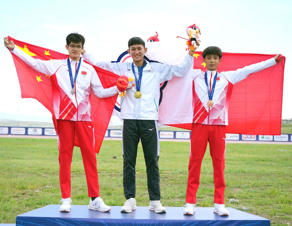 趙崑祥（中）勇奪烏蘭巴托東亞青運男子三級跳遠金牌。體育署提供。