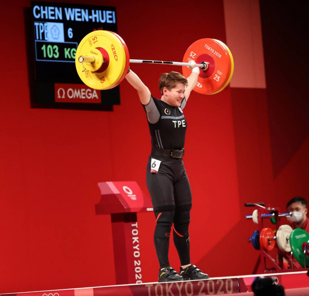 陳玟卉於女子舉重64公斤量級以總和230公斤，勇奪銅牌。體育署提供。