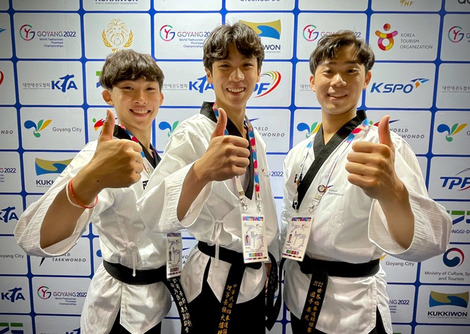 邱沐恩(左)、張宸帛(中)、葉芃(右)世錦賽男子團體30歲以下組金牌。(選手提供)