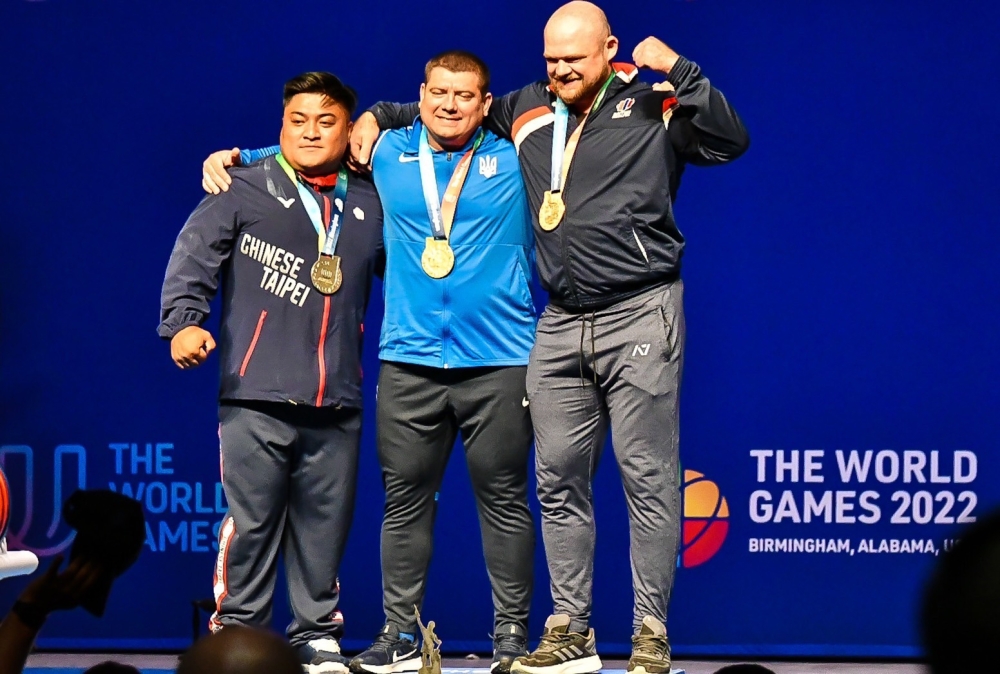 我國伯明罕世運會選手楊森(左）獲得健力超重量級銀牌。