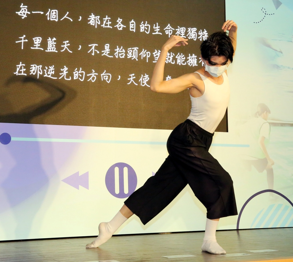 2019年總統教育獎得主謝祥銨於專書發表會中獻上精湛的舞蹈表演。