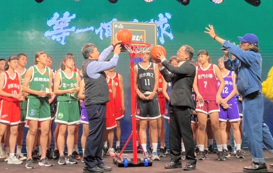 教育部體育署主秘呂宏進(前排中)與高中體總胡劍峯會長(前排左)邀請球迷一同感受HBL賽事魅力。體育署提供。下同。