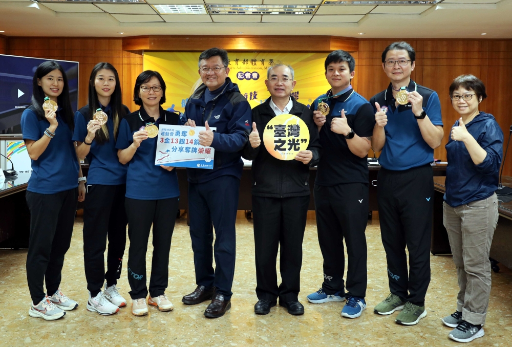 中華隊在聽奧勇奪3金13銀14銅，金牌選手許樂(左起)、林家文、何秋美和體育署林哲宏副署長分享喜悅。體育署提供。